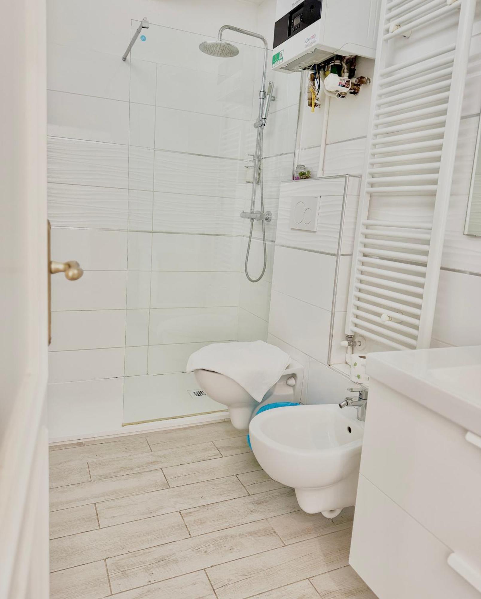 Modern Room With Private Bathroom Тренто Экстерьер фото