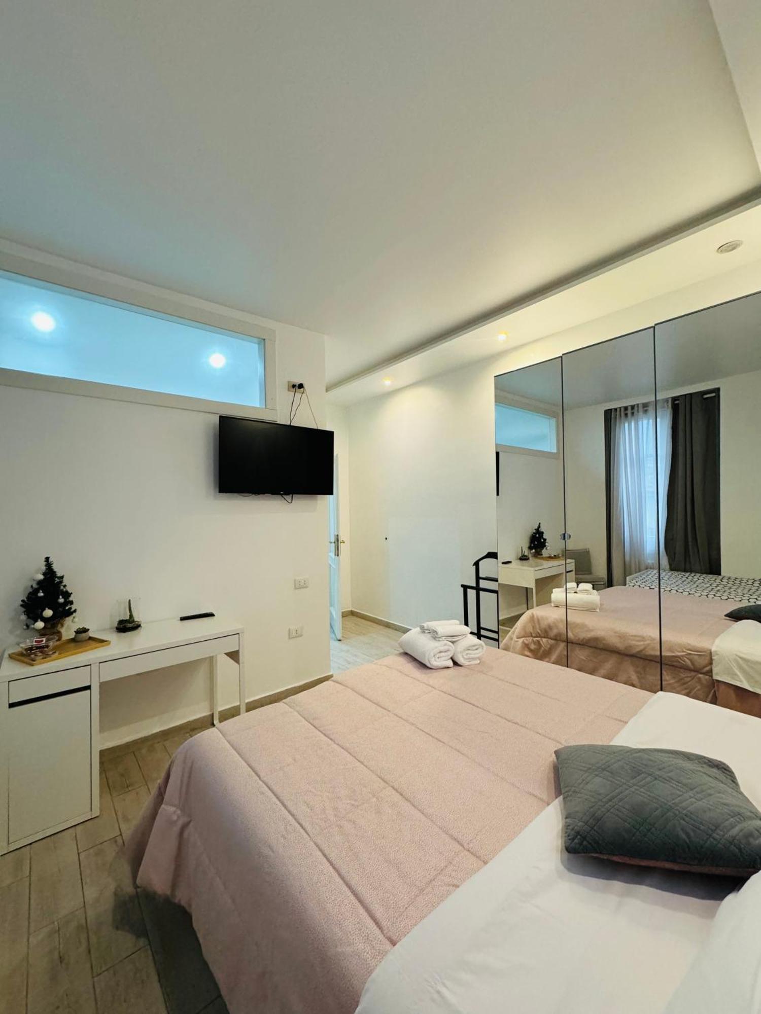 Modern Room With Private Bathroom Тренто Экстерьер фото