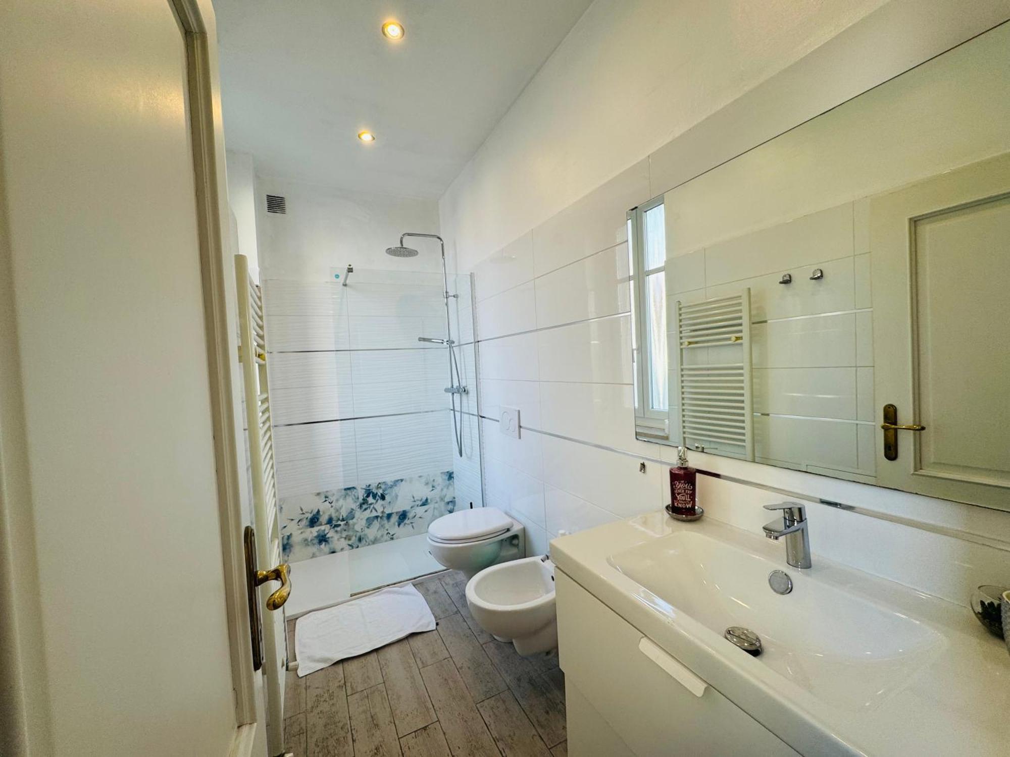 Modern Room With Private Bathroom Тренто Экстерьер фото